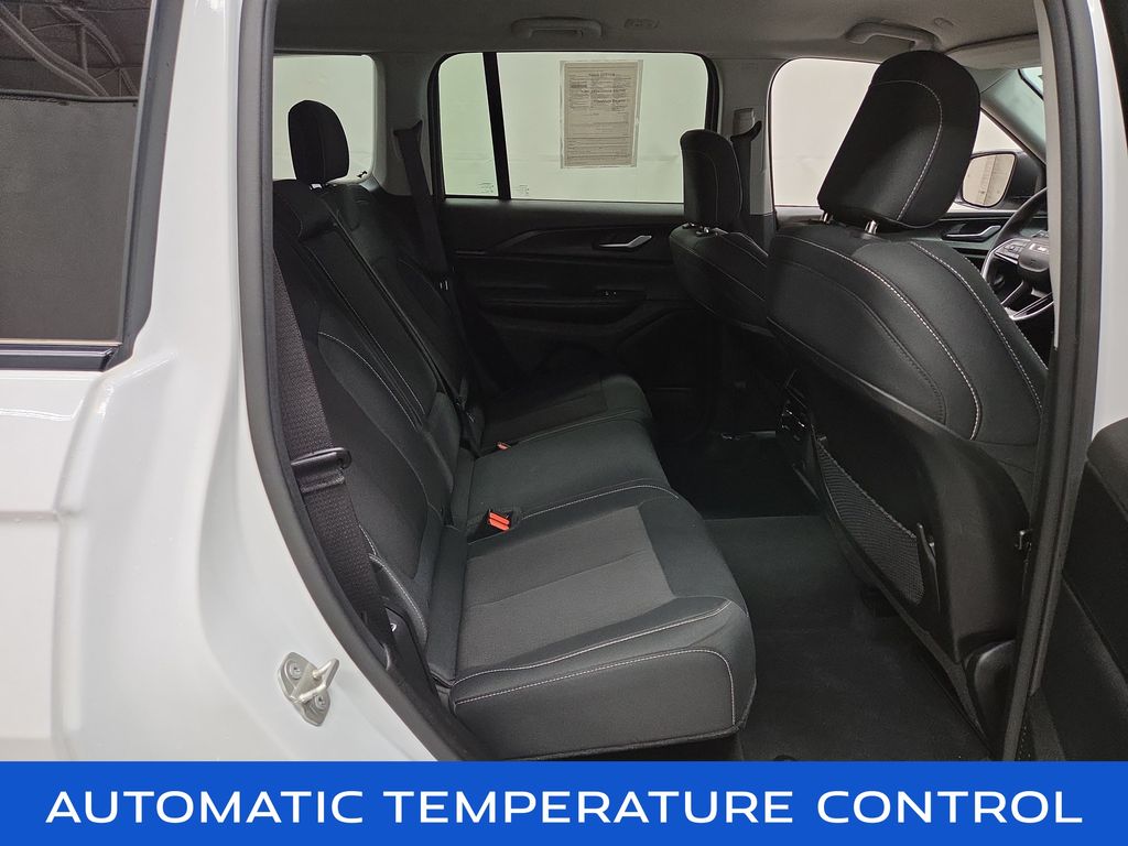 2024 Jeep Grand Cherokee Laredo - Photo 11
