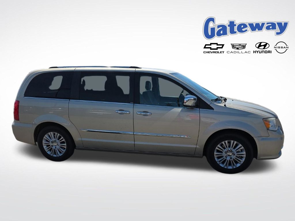 2014 Chrysler Town & Country Limited's photo