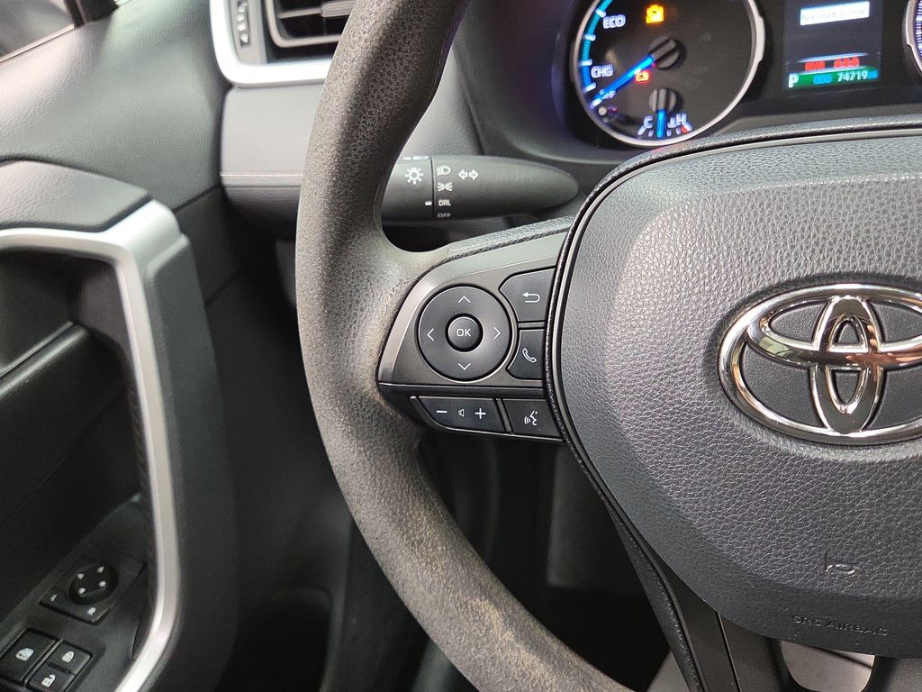 2022 Toyota RAV4 LE - Photo 17