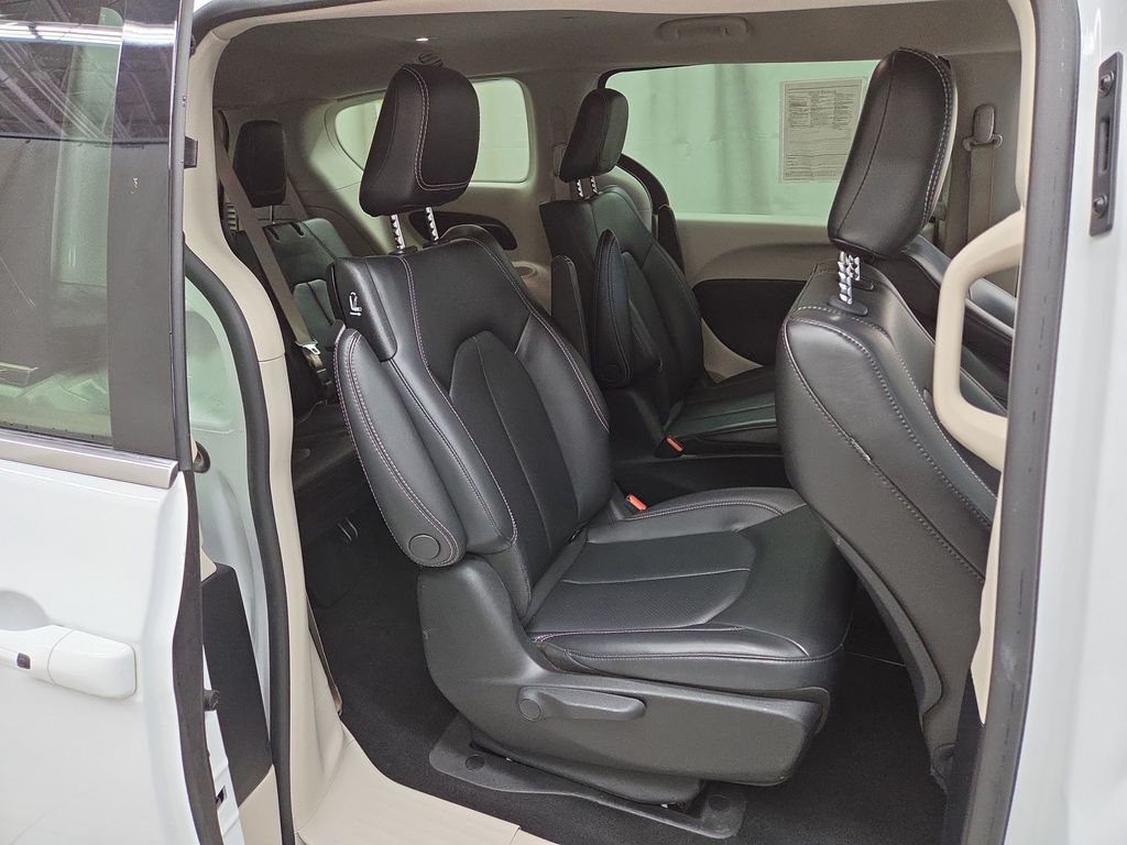 2023 Chrysler Pacifica Hybrid Touring L - Photo 10
