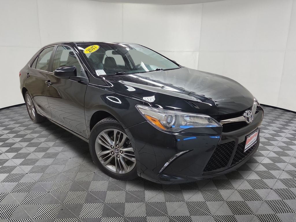 Used 2017 Toyota Camry SE Sedan
