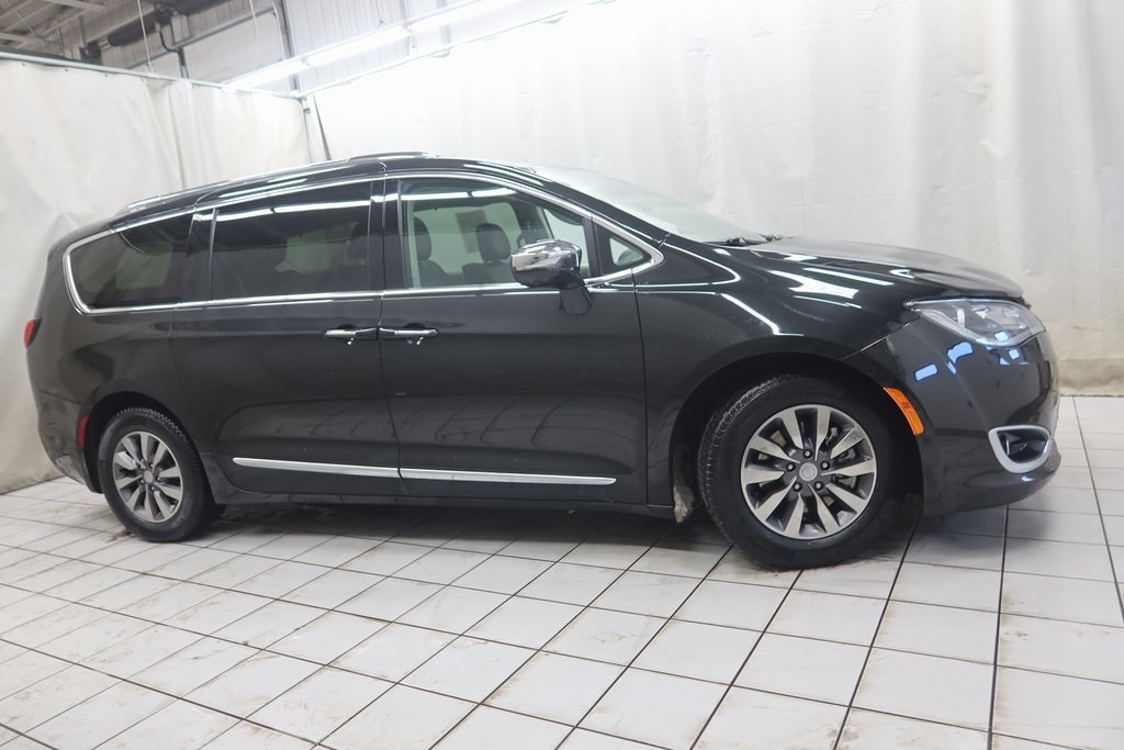 2019 Chrysler Pacifica Hybrid Limited's photo