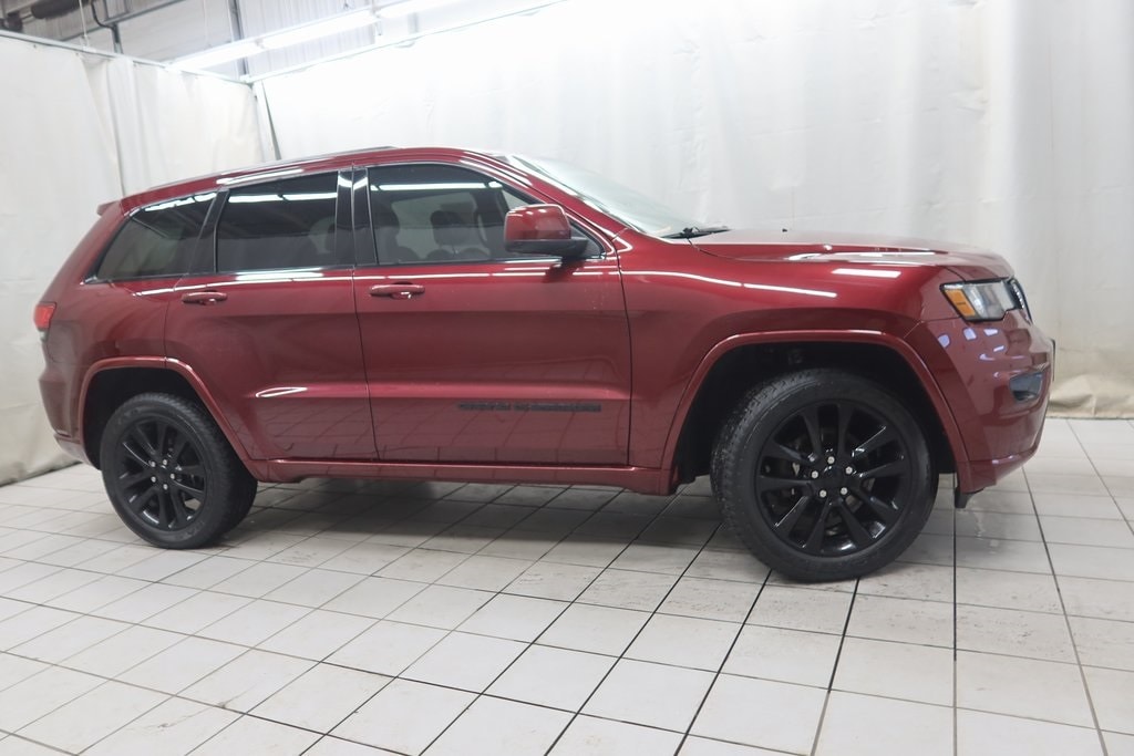 Used 2017 Jeep Grand Cherokee Altitude SUV
