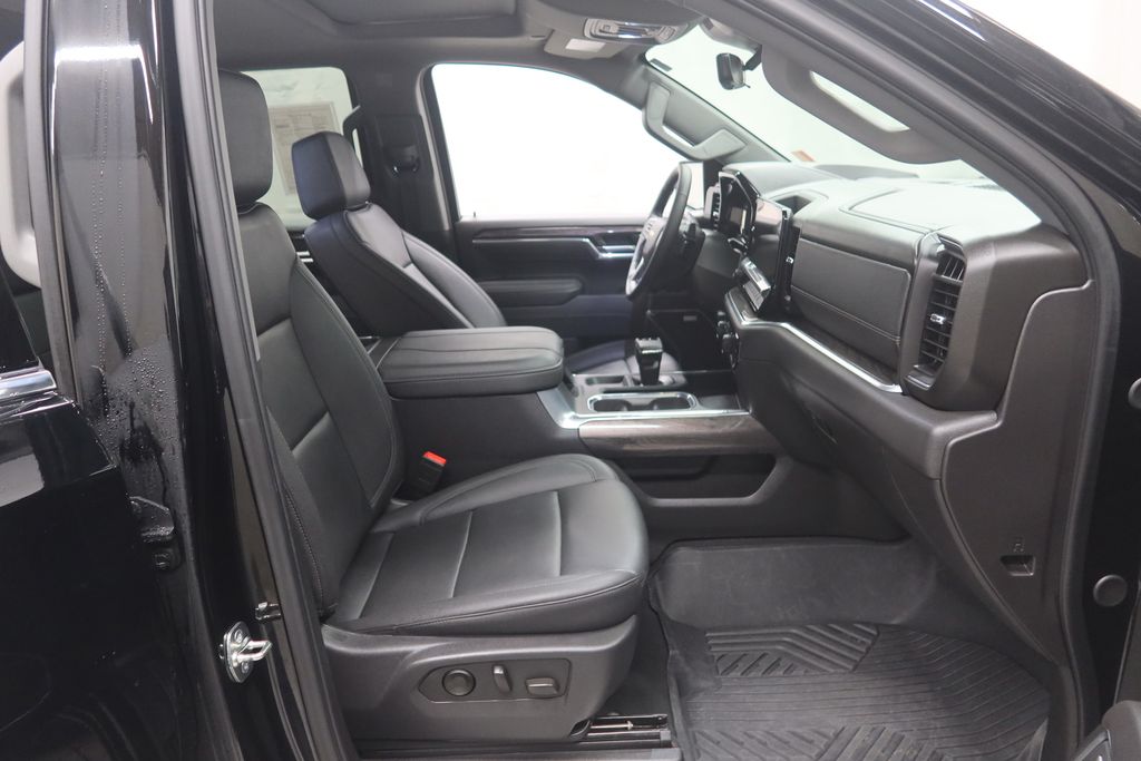 2025 Chevrolet Silverado 1500 LTZ - Photo 13