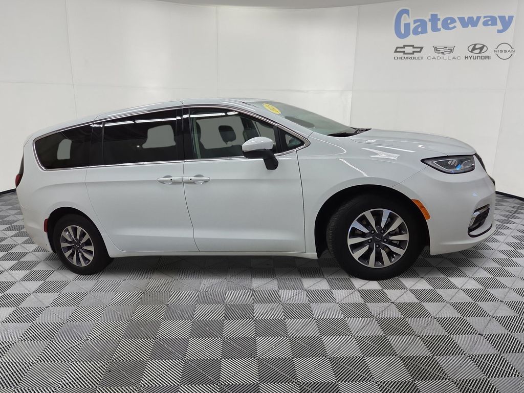 2023 Chrysler Pacifica Hybrid Touring L Hybrid's photo