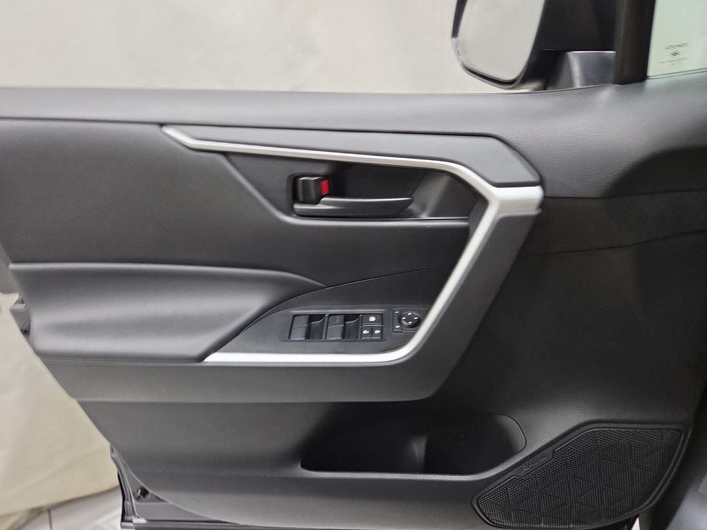 2022 Toyota RAV4 LE - Photo 18