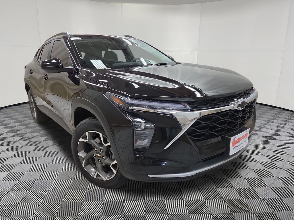 2025 Chevrolet Trax LT - Photo 3