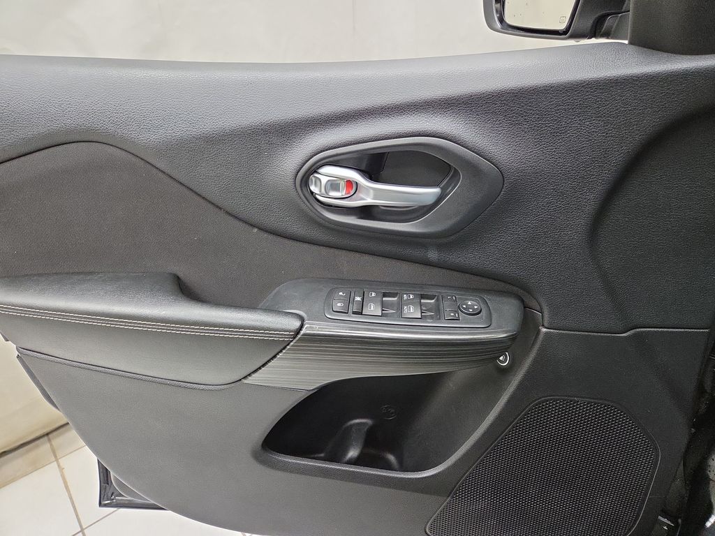 2015 Jeep Cherokee Latitude - Photo 19