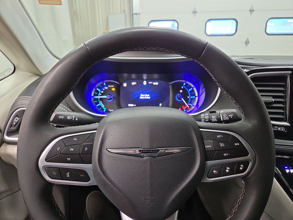 2023 Chrysler Pacifica Hybrid Touring L - Photo 17