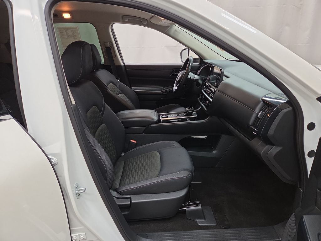 2024 Nissan Pathfinder SV - Photo 11