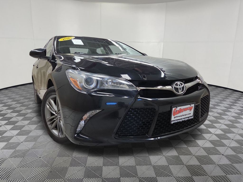 Used 2017 Toyota Camry SE Sedan