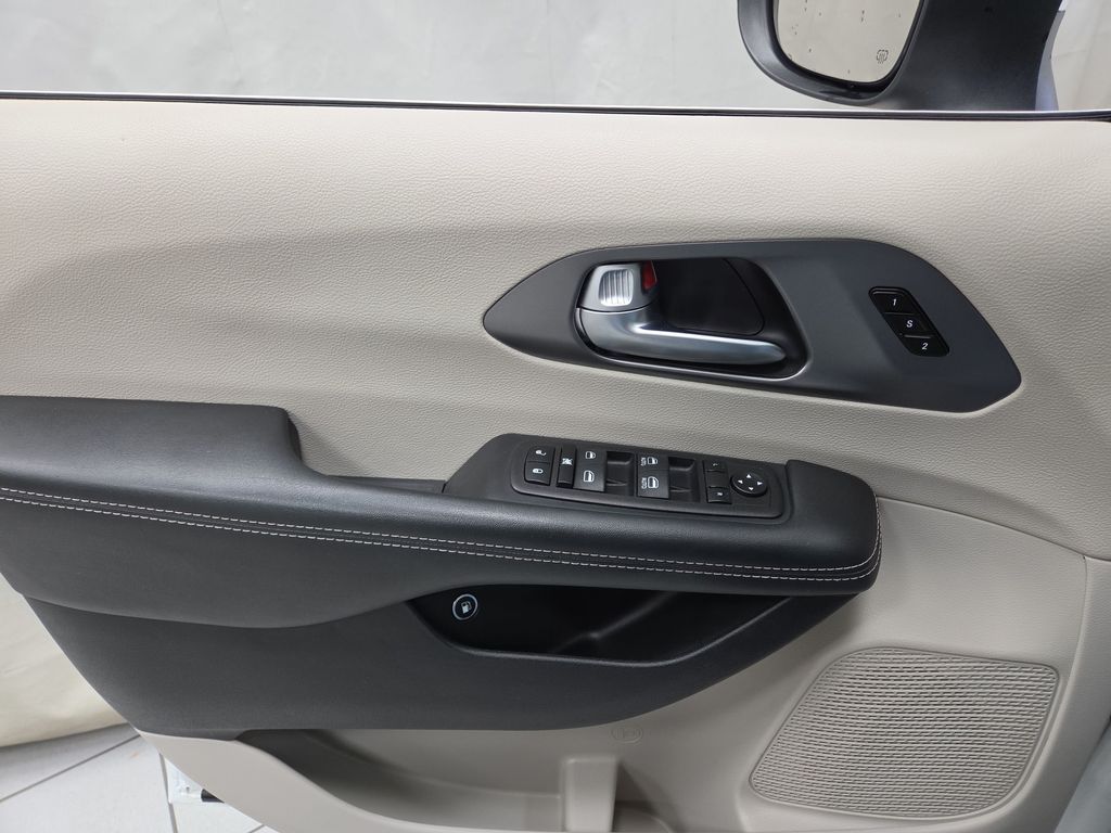 2023 Chrysler Pacifica Hybrid Touring L - Photo 20