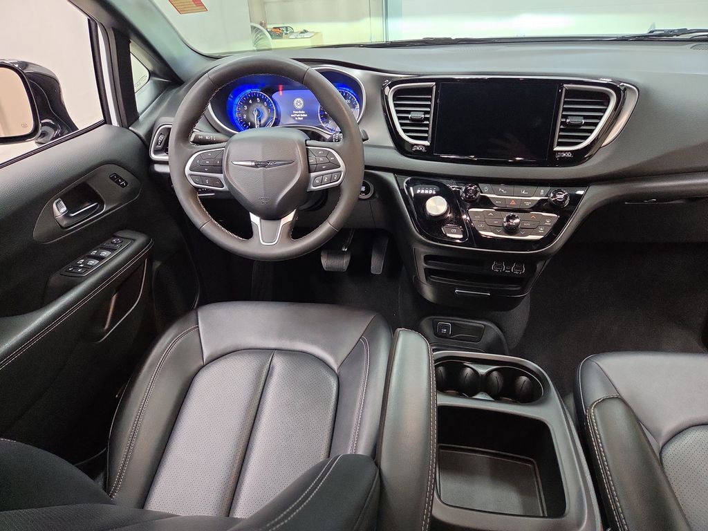 2025 Chrysler Pacifica Select - Photo 13