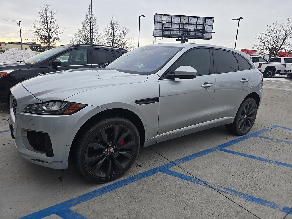 2017 Jaguar F-Pace First Edition's photo