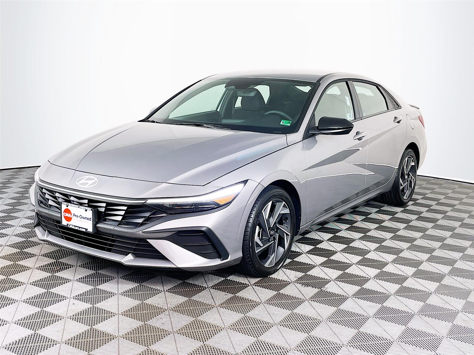 2025 Hyundai Elantra SEL Sport photo 3