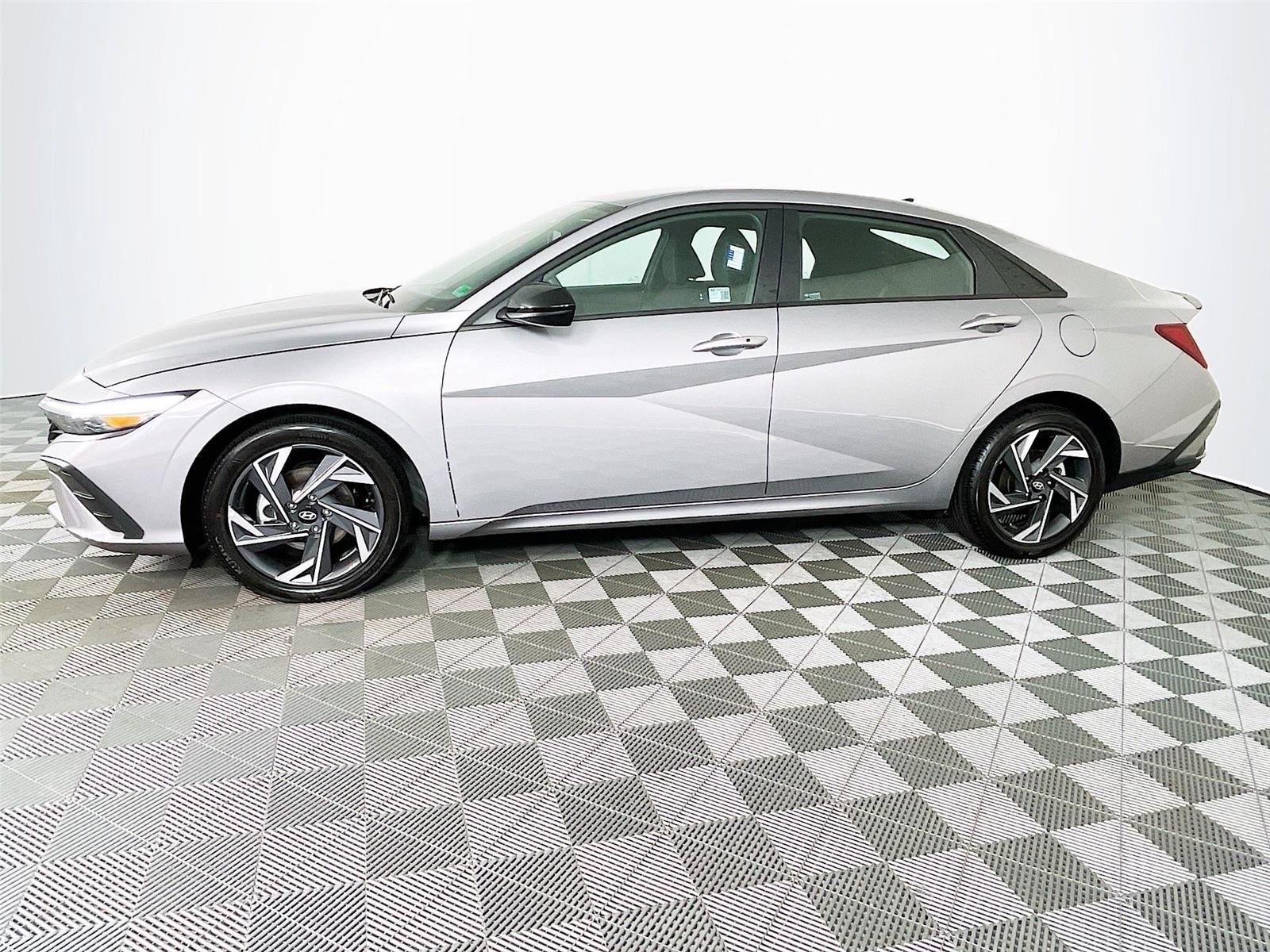 2025 Hyundai Elantra SEL Sport photo 4