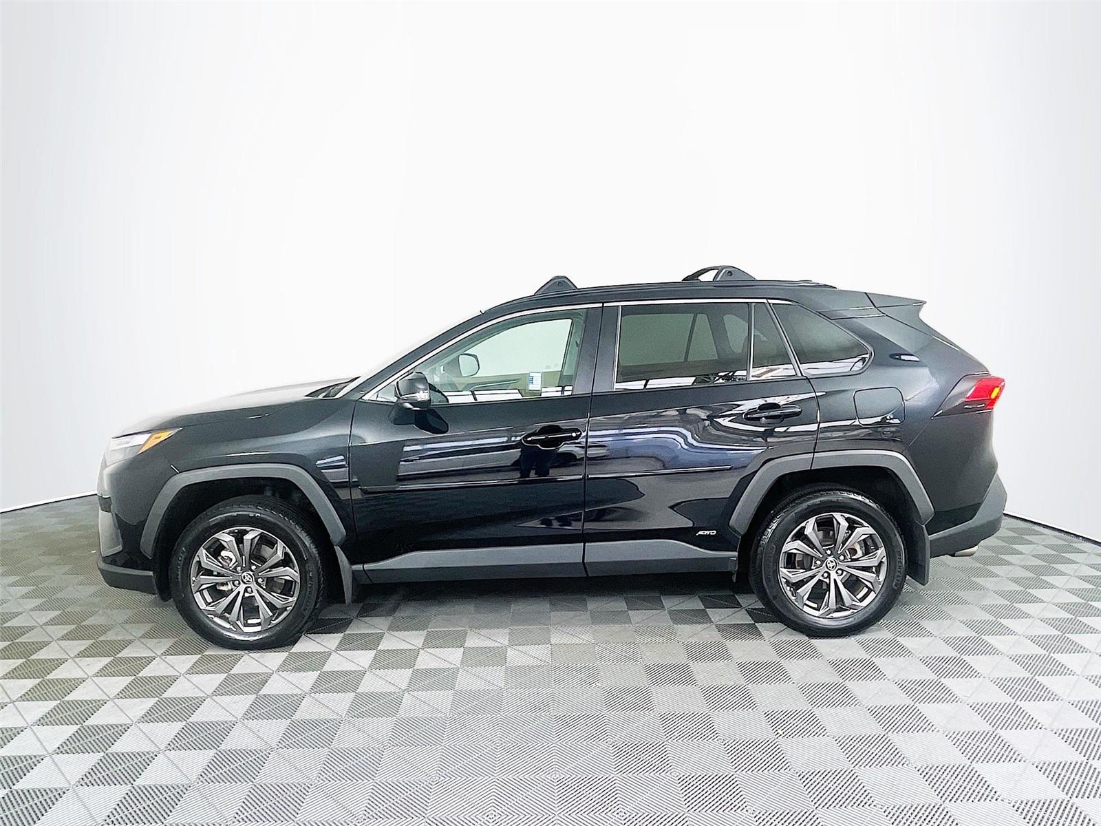 2024 Toyota RAV4 Hybrid XLE Premium photo 4
