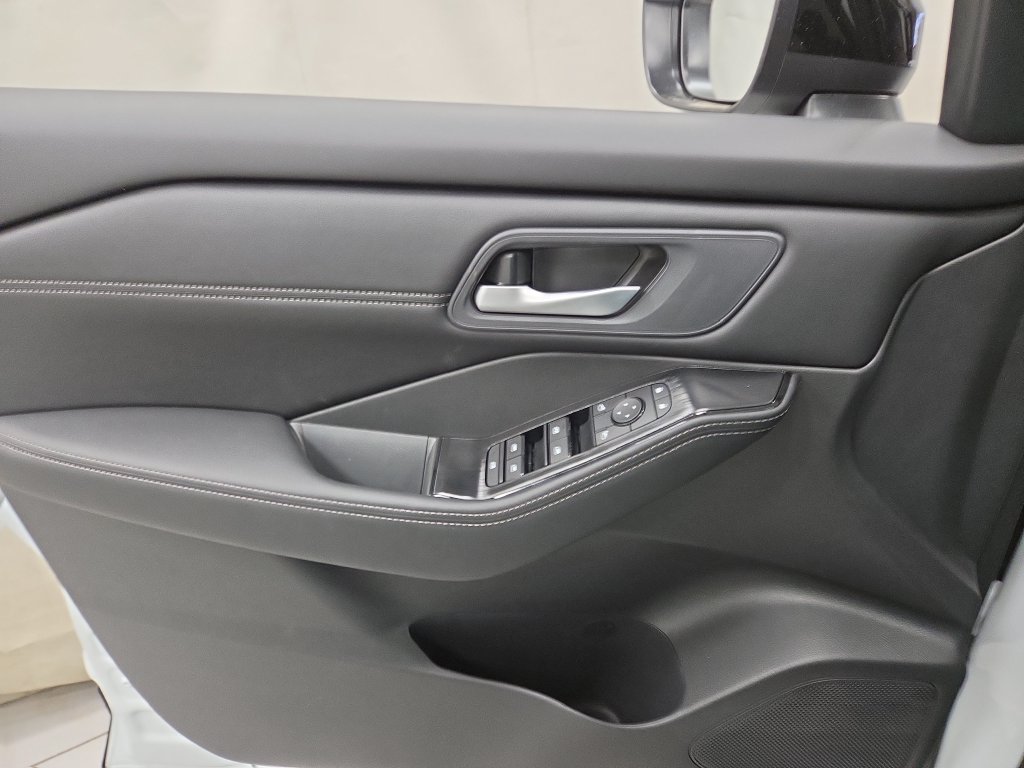 2026 Nissan Rogue Dark Armor - Photo 17