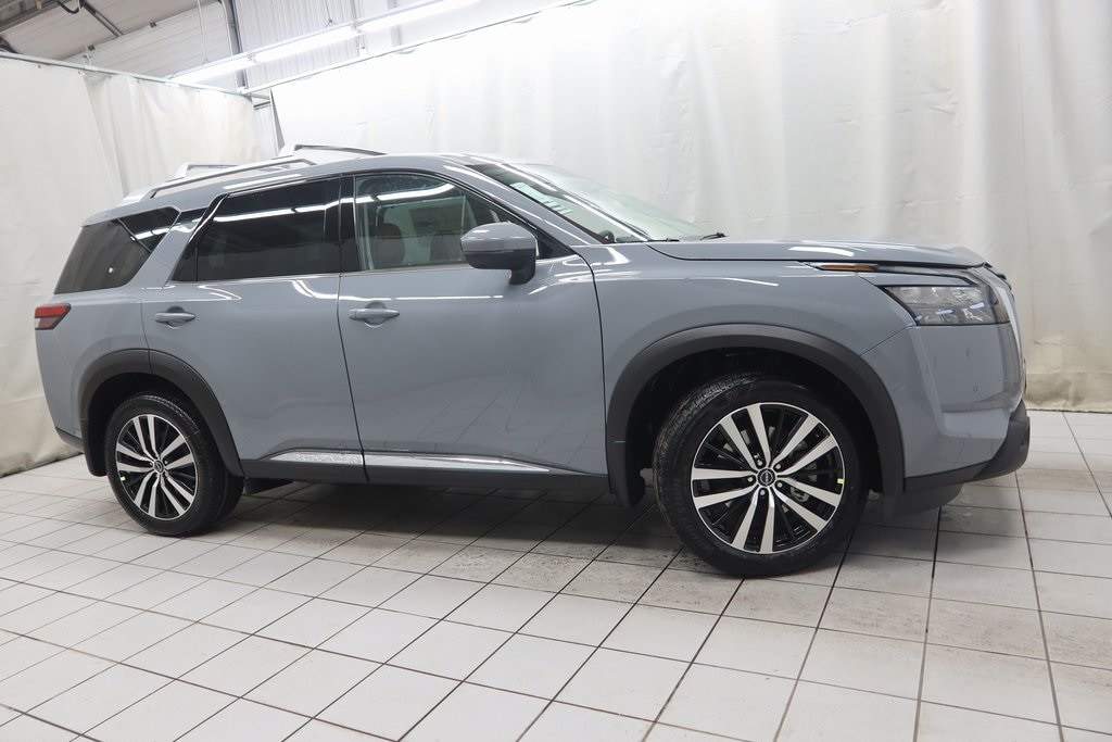 2025 Nissan Pathfinder Platinum's photo