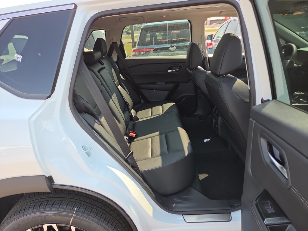 2026 Nissan Rogue Dark Armor - Photo 9