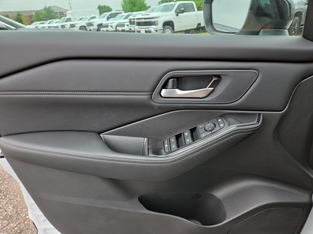 2026 Nissan Rogue Dark Armor - Photo 17