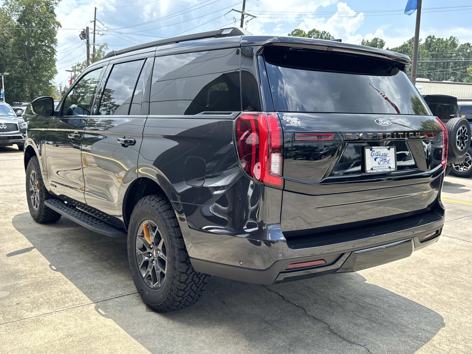 2025 Ford Expedition photo 3