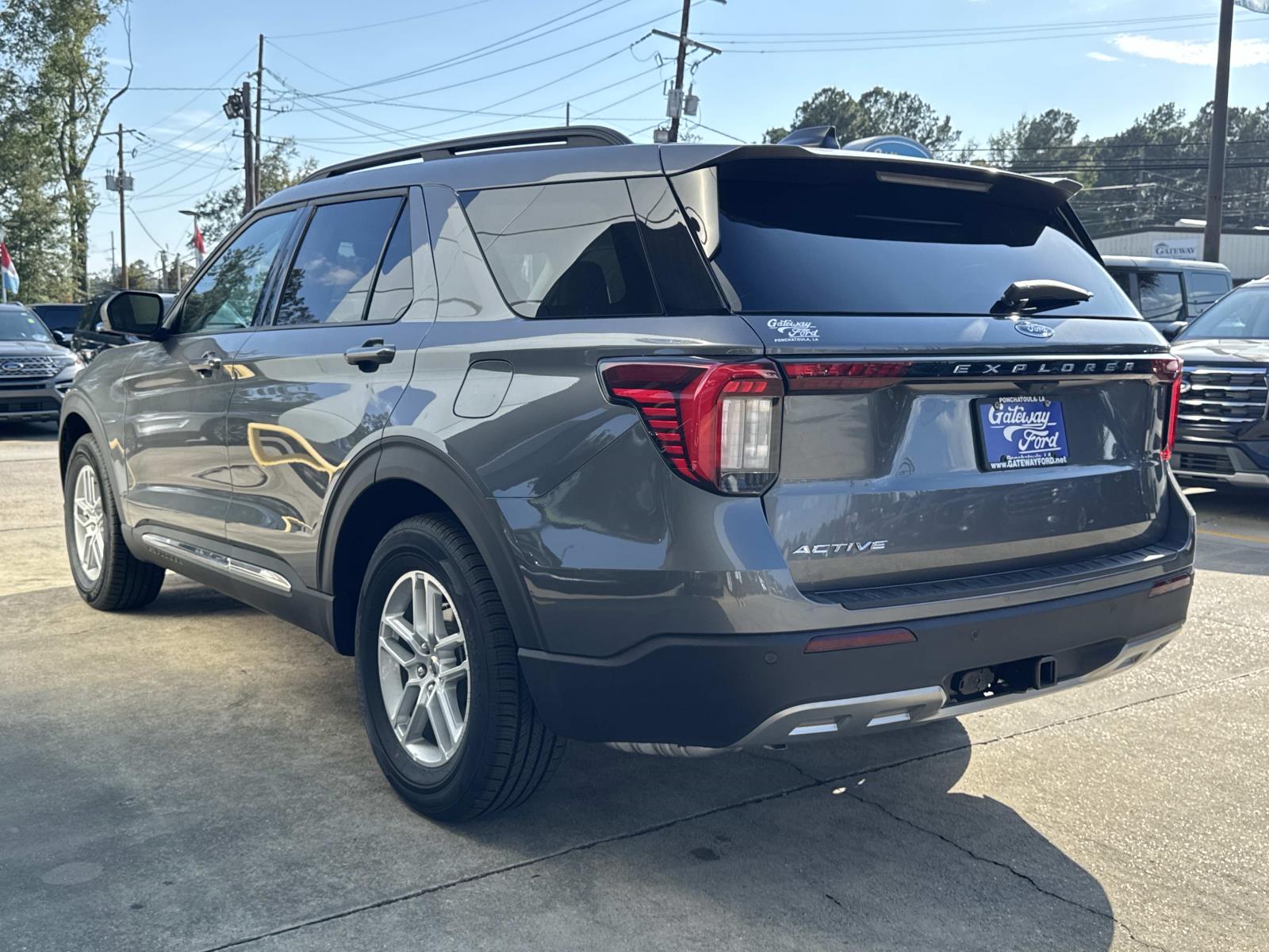 2025 Ford Explorer photo 3