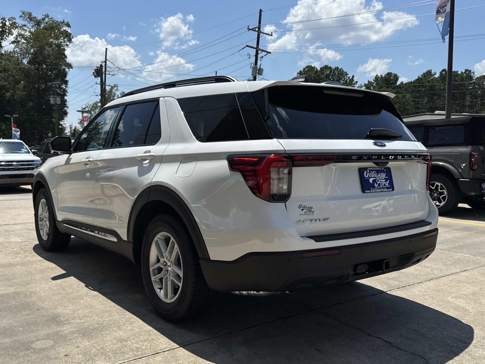 2025 Ford Explorer photo 3