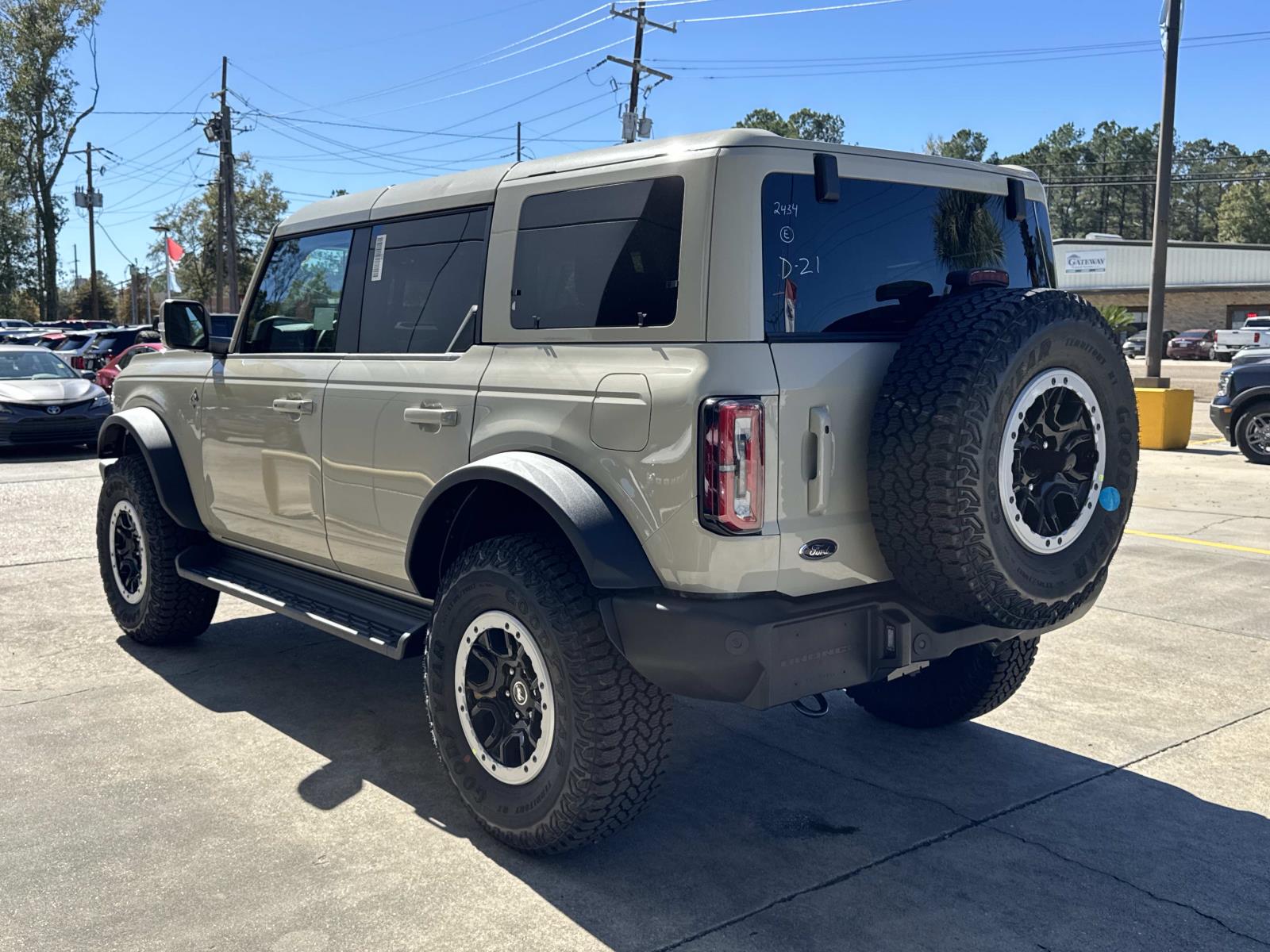 2025 Ford Bronco Outer Banks photo 3