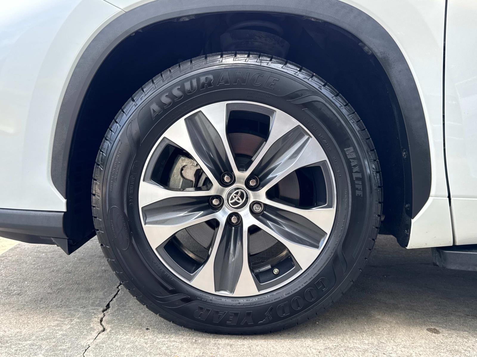 2022 Toyota Highlander XLE photo 3