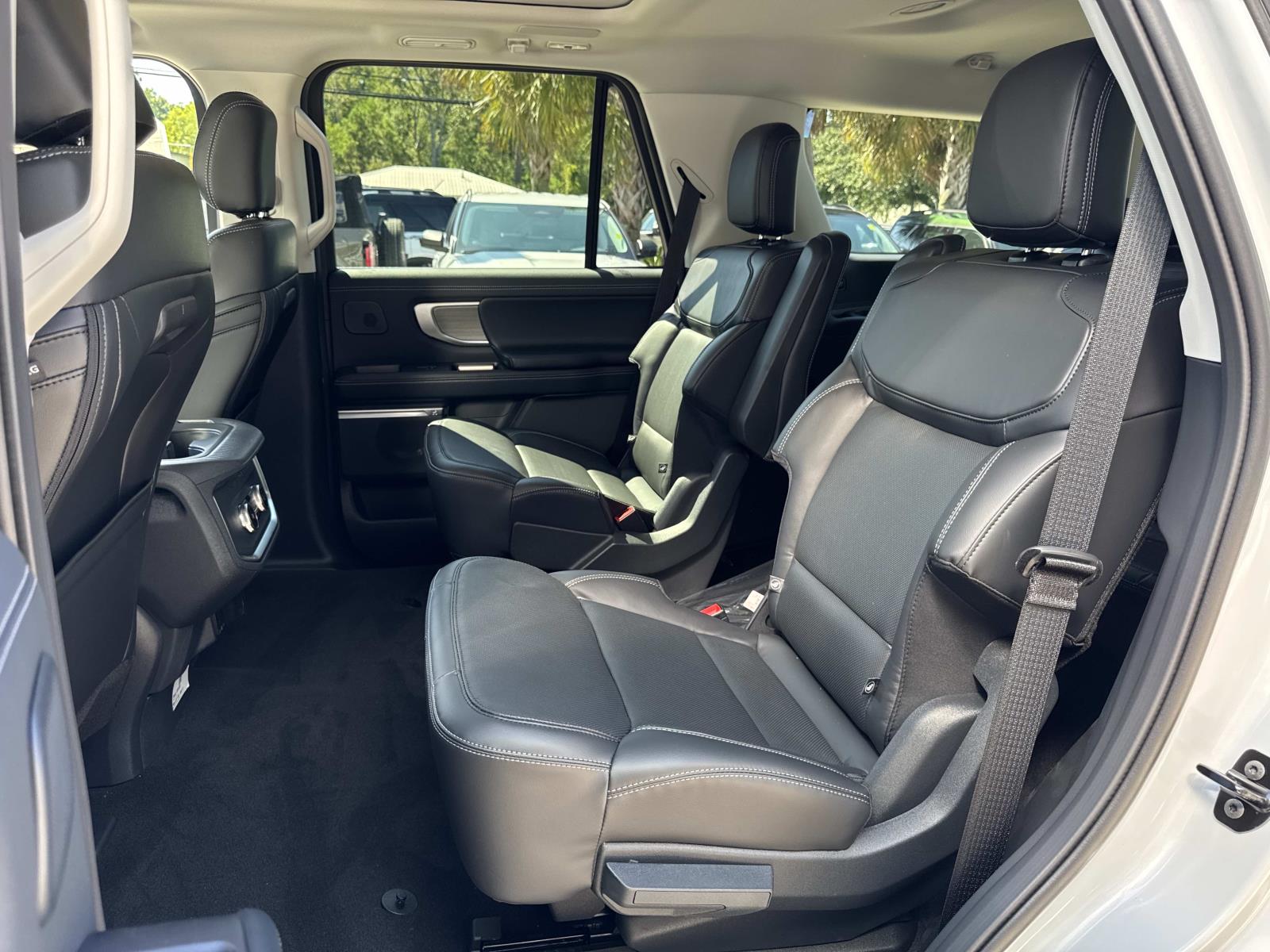 2025 Ford Expedition Platinum photo 2