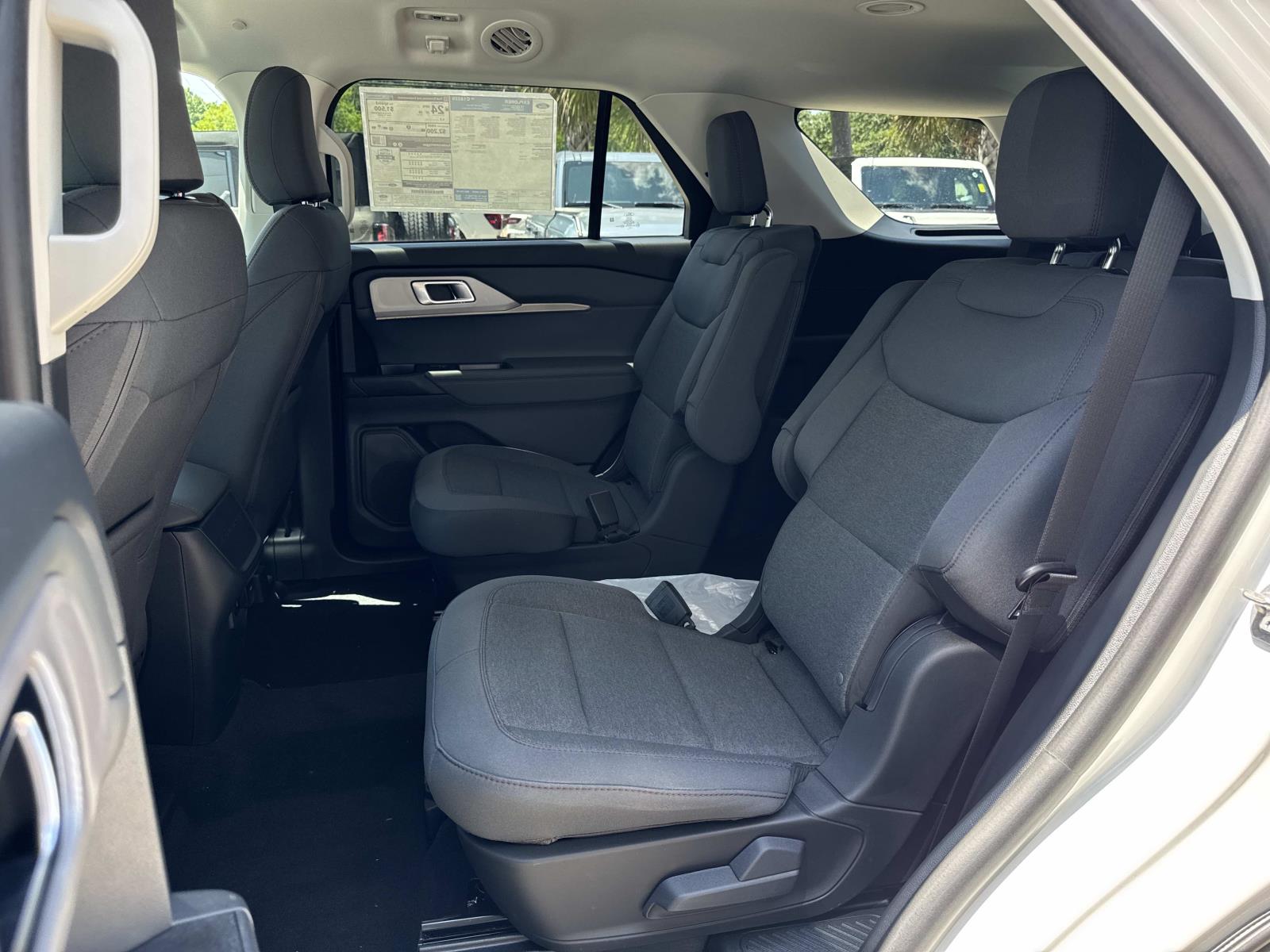 2025 Ford Explorer photo 4