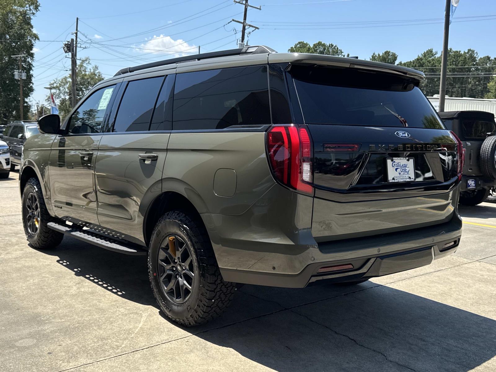 2025 Ford Expedition photo 3