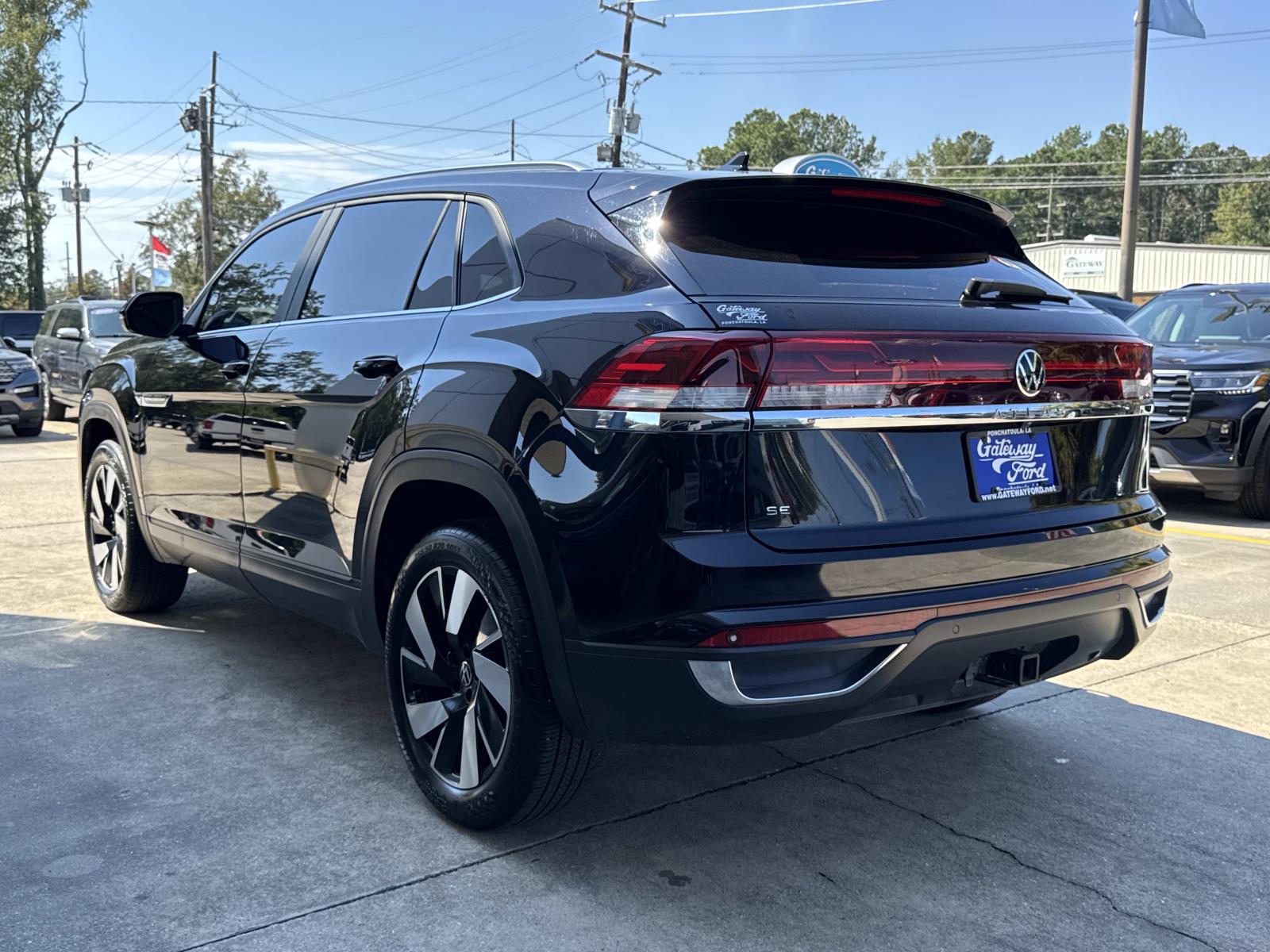 2024 Volkswagen Atlas Cross Sport SE Technology photo 2