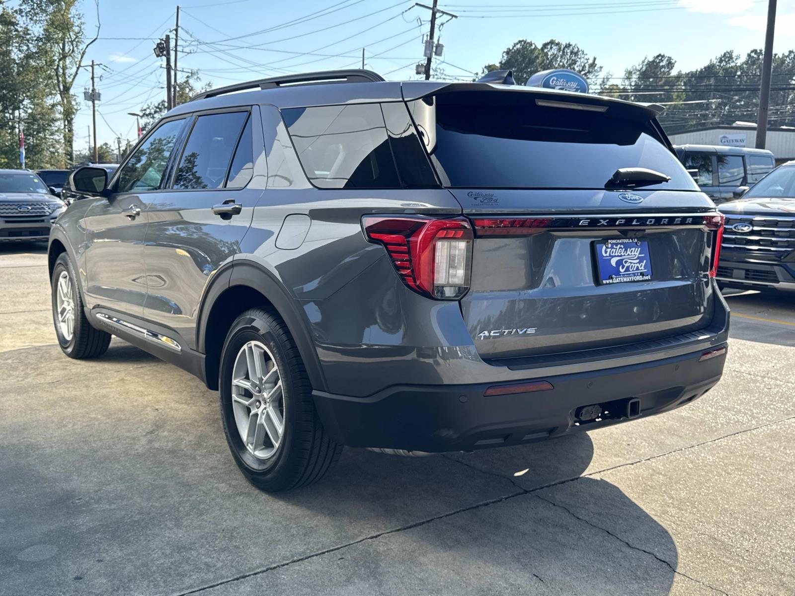 2025 Ford Explorer photo 3