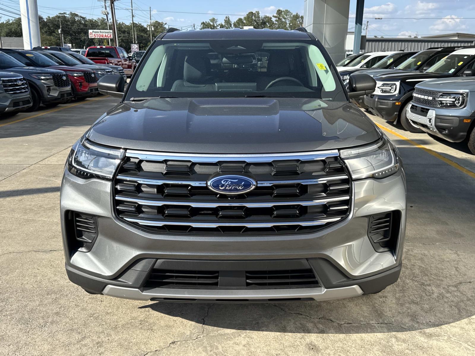 2025 Ford Explorer photo 2