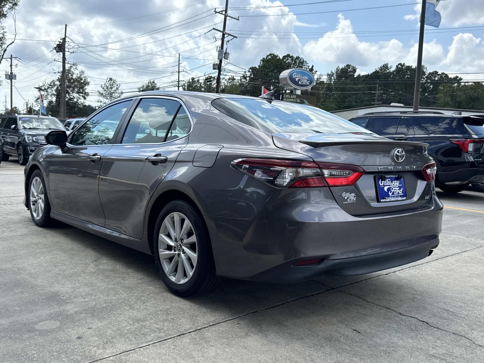 2022 Toyota Camry LE photo 2