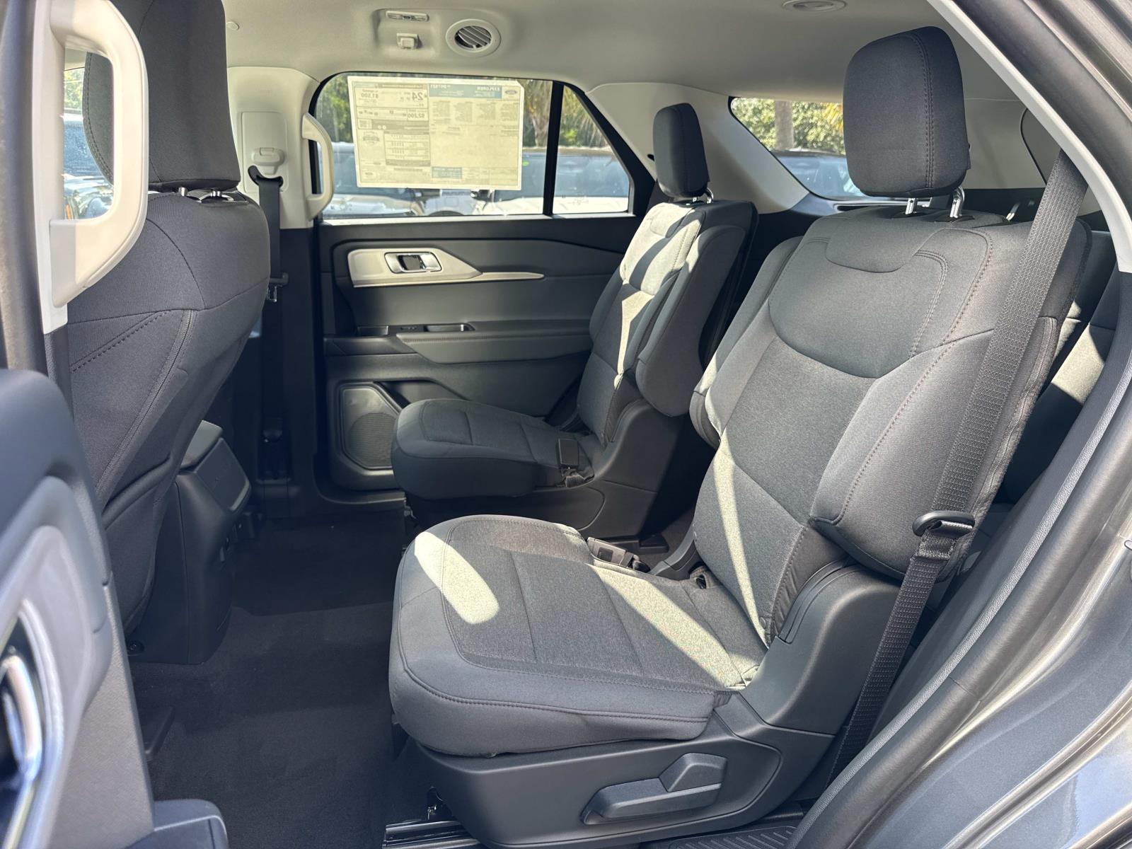 2025 Ford Explorer photo 4