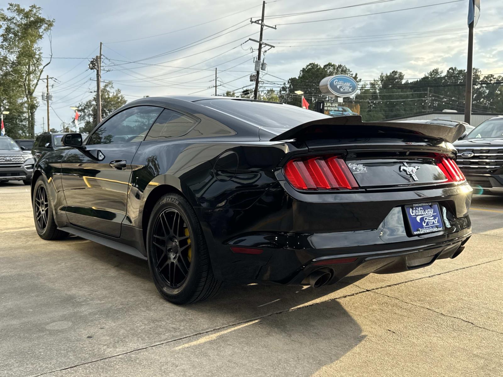2017 Ford Mustang V6 photo 2