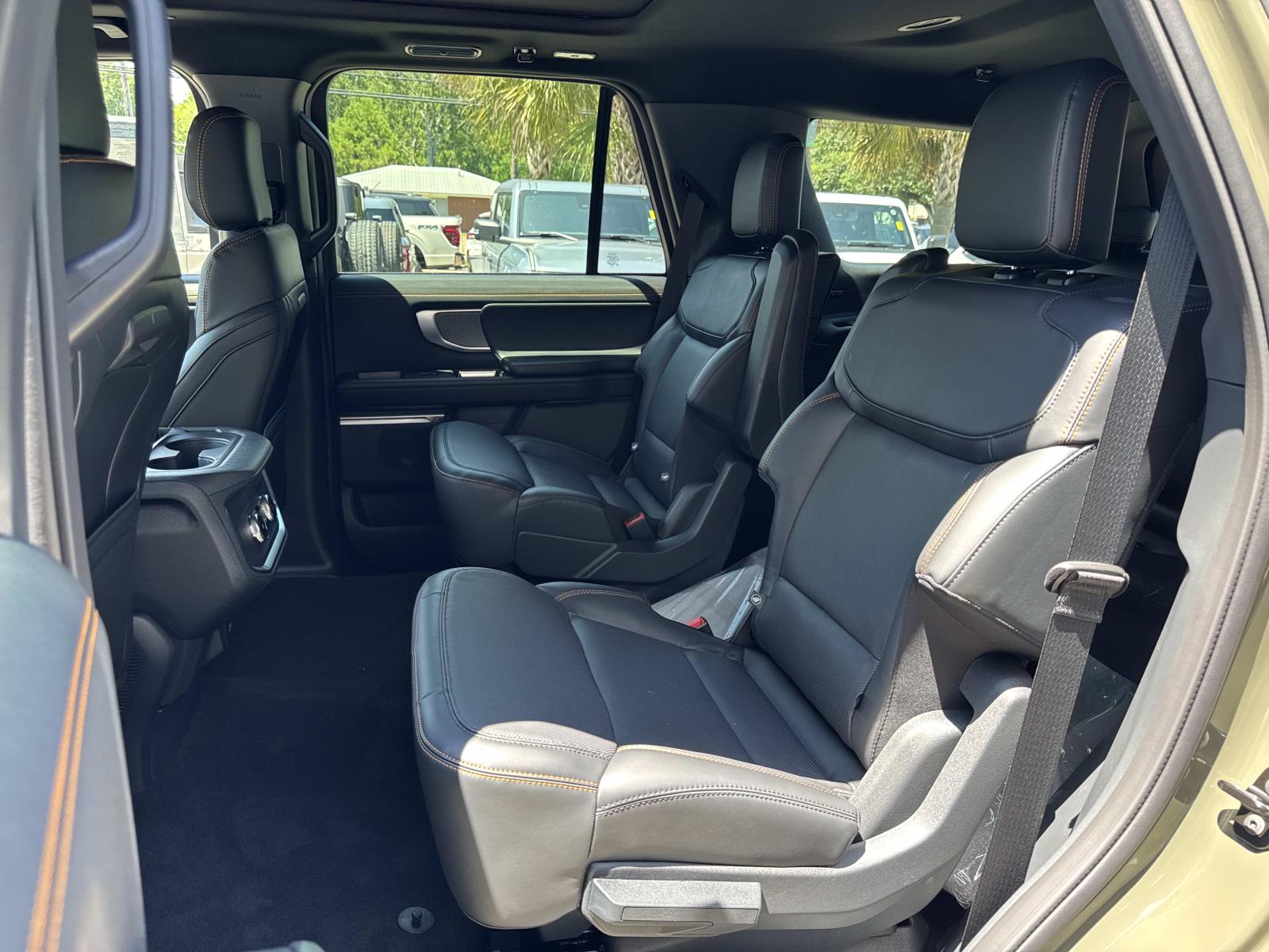 2025 Ford Expedition photo 4