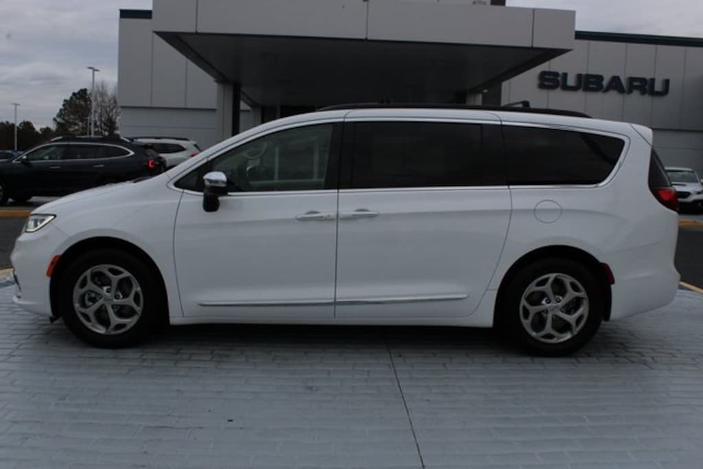 Used 2023 Chrysler Pacifica Limited Minivan/Van