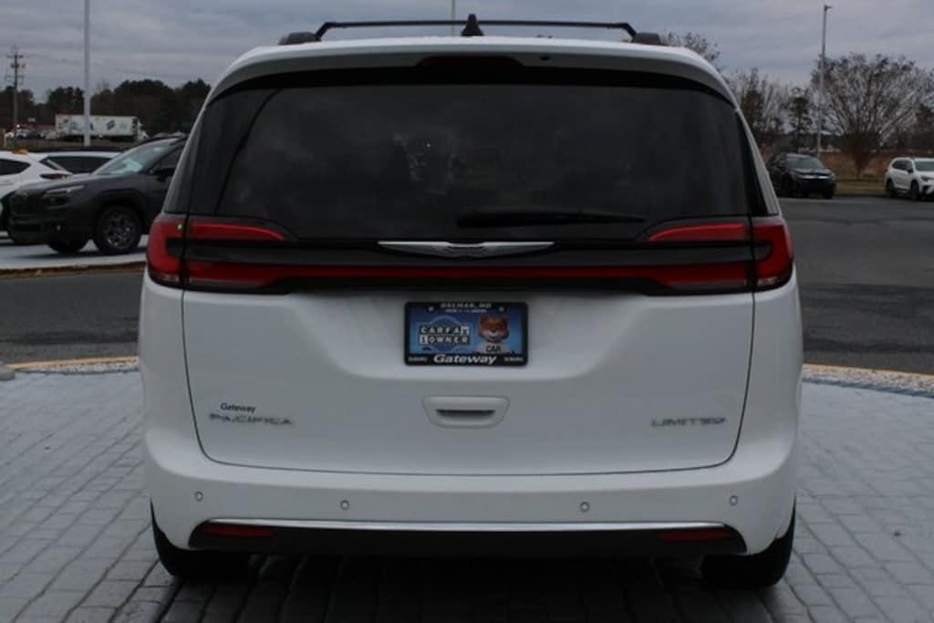 Used 2023 Chrysler Pacifica Limited Minivan/Van