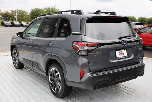 2025 Subaru Forester Premium photo 3