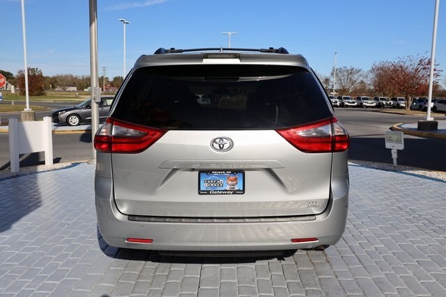 2020 Toyota Sienna XLE photo 4