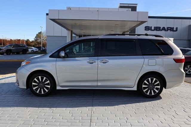 2020 Toyota Sienna XLE photo 2