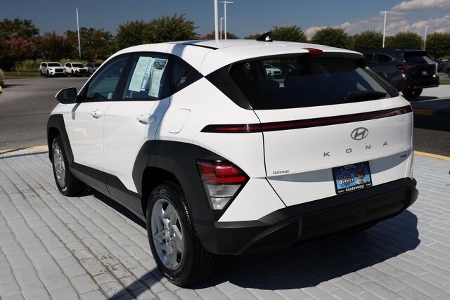 2024 Hyundai Kona SE photo 2
