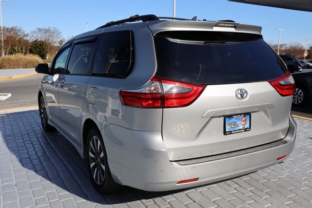 2020 Toyota Sienna XLE photo 3