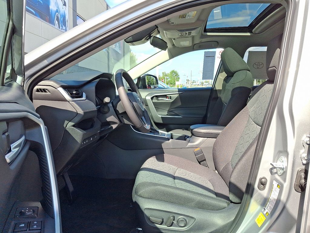 2025 Toyota RAV4 XLE - Photo 9