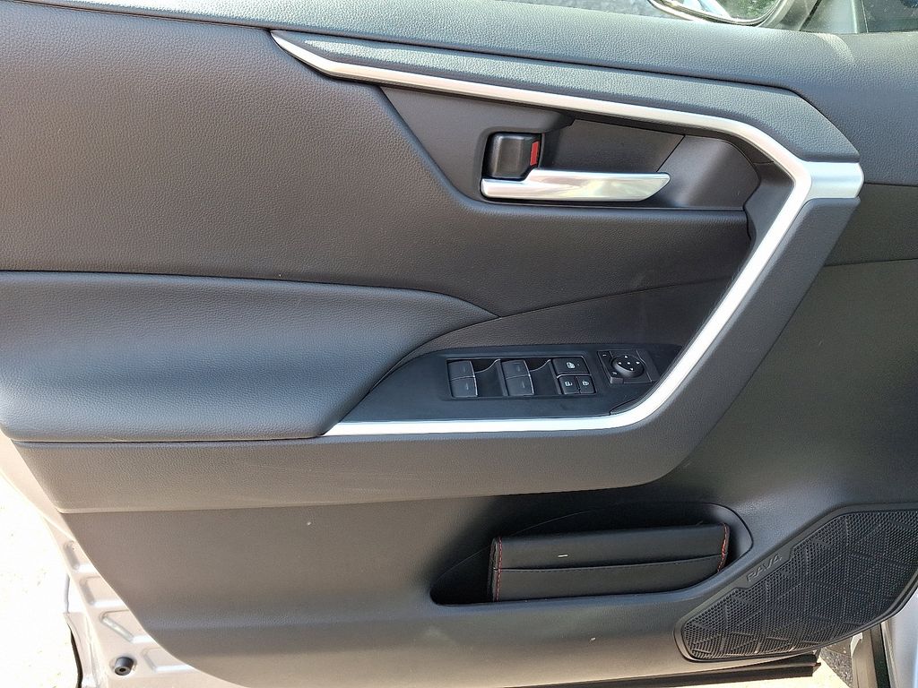 2025 Toyota RAV4 XLE - Photo 8