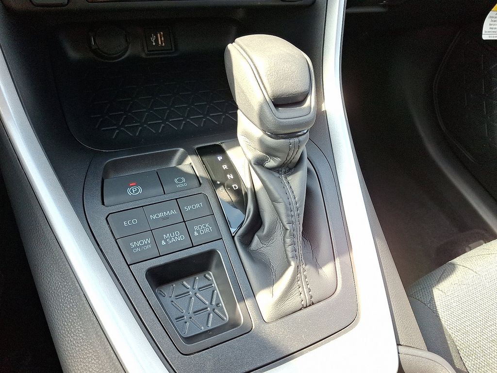 2025 Toyota RAV4 XLE - Photo 11